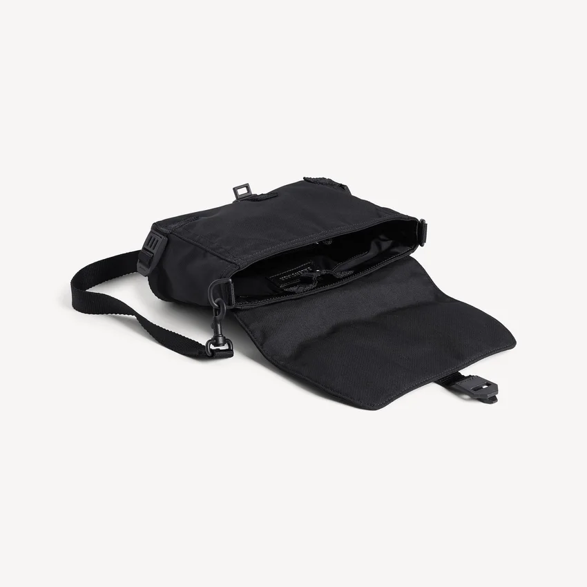 Kleine Herren-Messenger-Tasche im Army-Stil in Schwarz Kleine Herren-Messenger-Tasche im Army-Stil in Schwarz