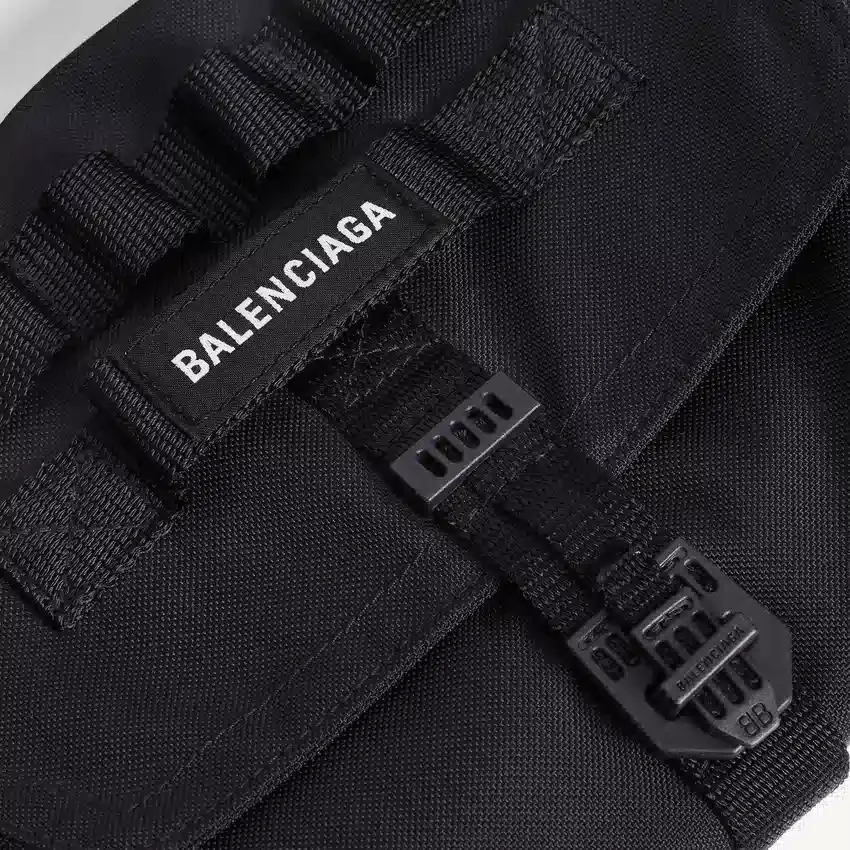 Kleine Herren-Messenger-Tasche im Army-Stil in Schwarz Kleine Herren-Messenger-Tasche im Army-Stil in Schwarz