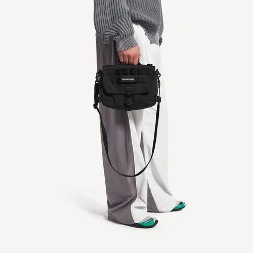 Kleine Herren-Messenger-Tasche im Army-Stil in Schwarz Kleine Herren-Messenger-Tasche im Army-Stil in Schwarz