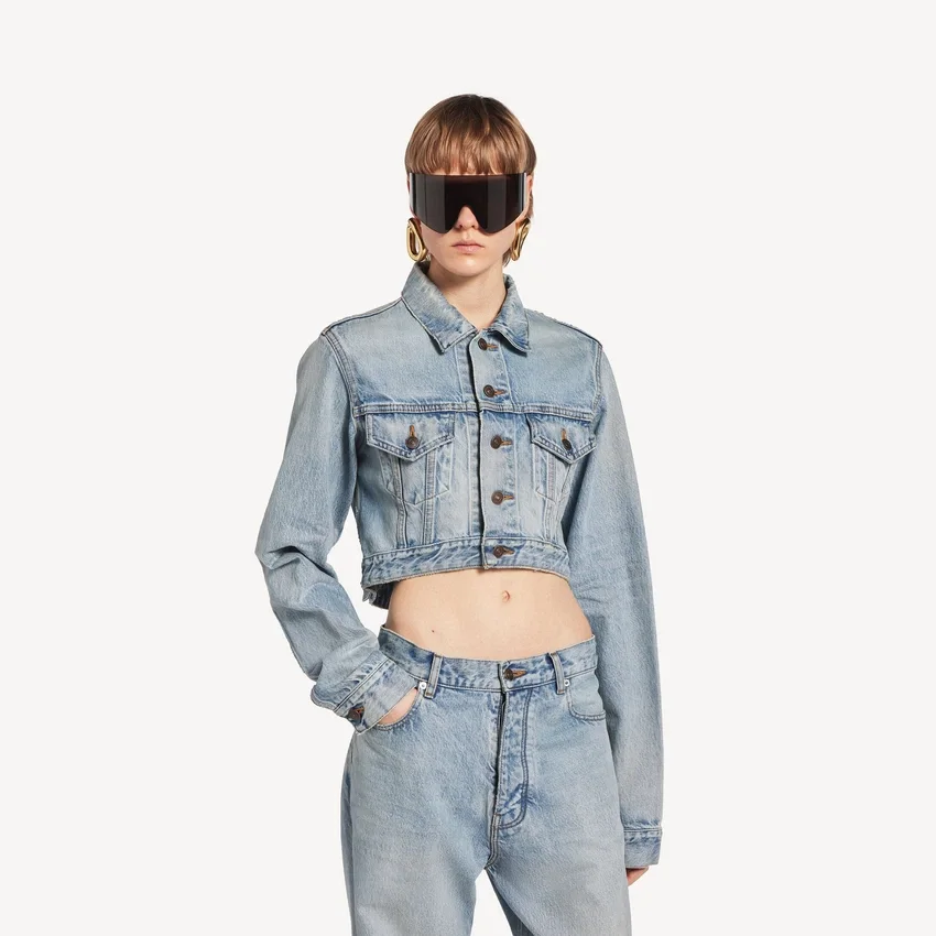 Kurze, taillierte Damenjacke in Bleach Light Blue Kurze, taillierte Damenjacke in Bleach Light Blue