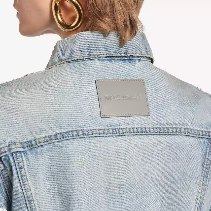 Kurze, taillierte Damenjacke in Bleach Light Blue Kurze, taillierte Damenjacke in Bleach Light Blue