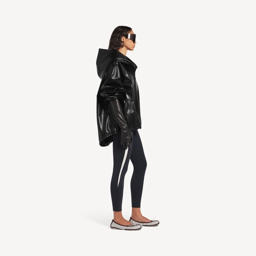 Locker sitzender Damen-Hoodie in Schwarz Locker sitzender Damen-Hoodie in Schwarz