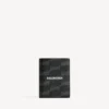 Signature-Brieftasche für Herren, vertikal gefaltet, aus BB Monogram-beschichtetem Canvas in Schwarz/Grau Signature-Brieftasche für Herren, vertikal gefaltet, aus BB Monogram-beschichtetem Canvas in Schwarz/Grau