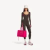 Tailliertes Langarm-Techwear-Oberteil für Damen in Khaki-Braun/Neon-Pink Tailliertes Langarm-Techwear-Oberteil für Damen in Khaki-Braun/Neon-Pink
