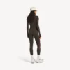 Tailliertes Langarm-Techwear-Oberteil für Damen in Khaki-Braun/Neon-Pink Tailliertes Langarm-Techwear-Oberteil für Damen in Khaki-Braun/Neon-Pink